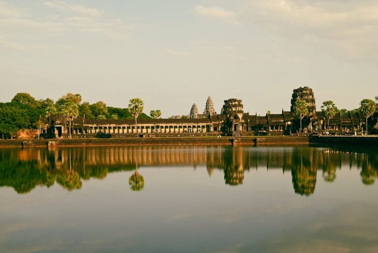 Le temple Angkor Wat entouré par la douve et la nature.