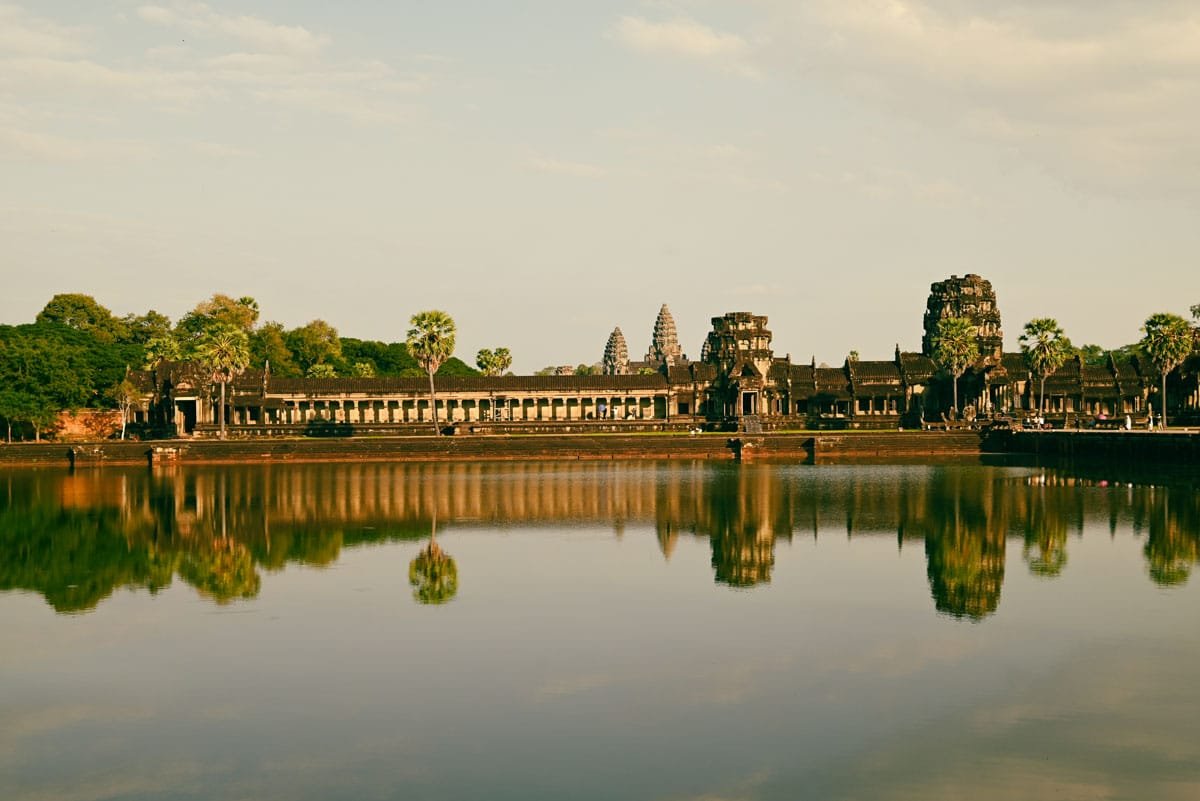 Le temple Angkor Wat entouré par la douve et la nature.