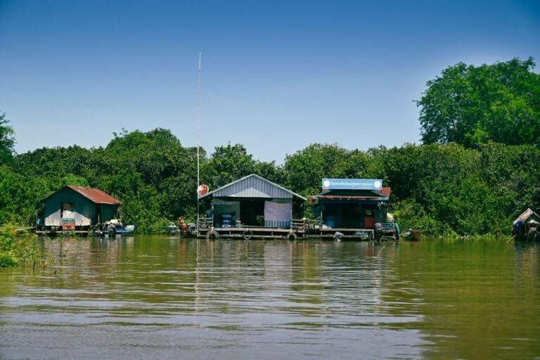 les maisons flottant entouré par la nature dans le lac