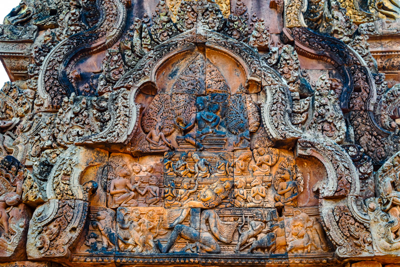 Les bas-reliefs sur le fronton du temple Banteay Srey or temple des femmes