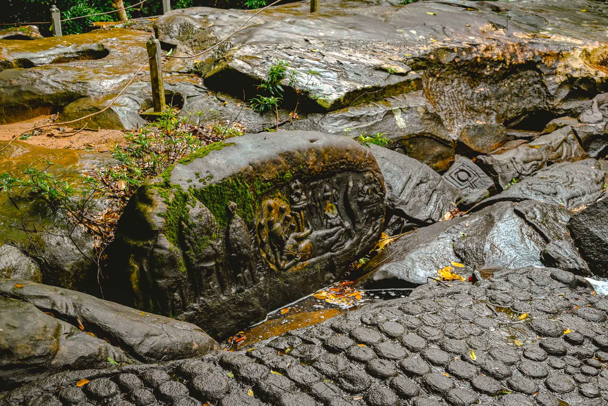 Les bas-reliefs sur la roche naturele du site Kbal Spean