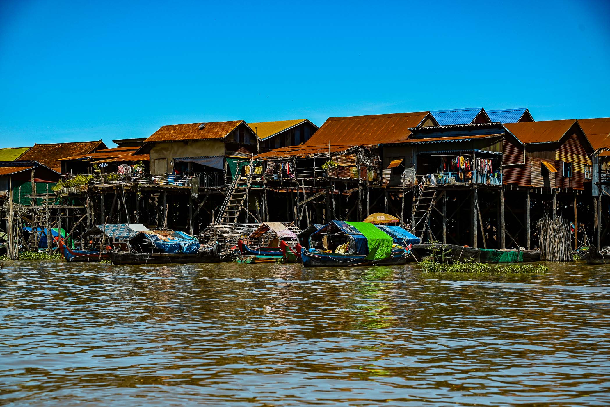 Les maisons sur pilotis et les maisons flottantes dans le village flottant