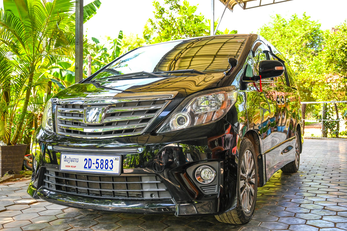 Chauffeur privé francophone à Siem Reap avec véhicule VIP Toyota Alphard-Angkor Avec Chum