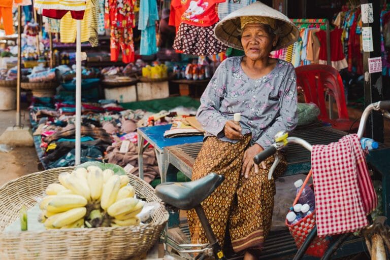 Une vendeuse locale au marché traditionnel de Roluos au Cambodge