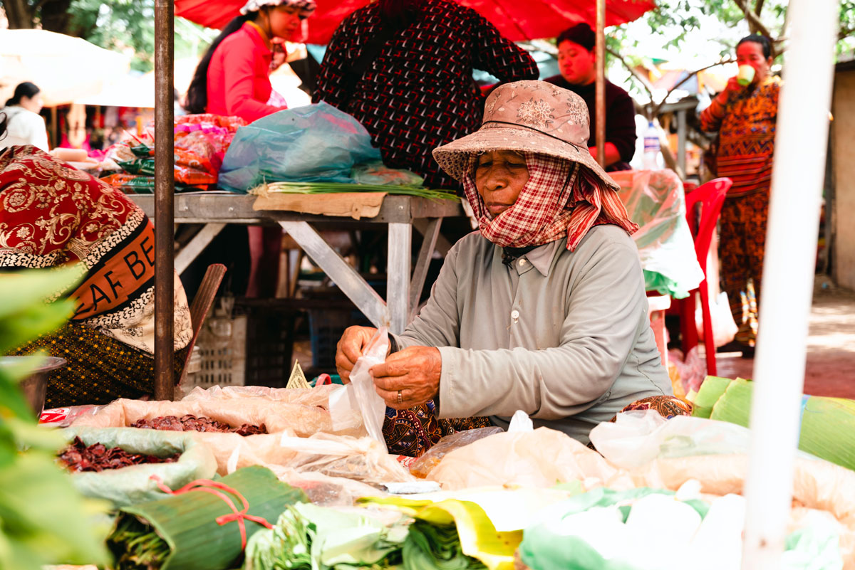 Une vendeuse locale au marché traditionnel de Roluos au Cambodge