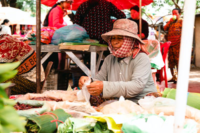 Une vendeuse locale au marché traditionnel de Roluos au Cambodge