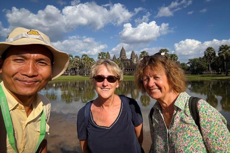 Guide francophone local avec deux voyageuses devant Angkor Wat à Siem Reap, Cambodge.