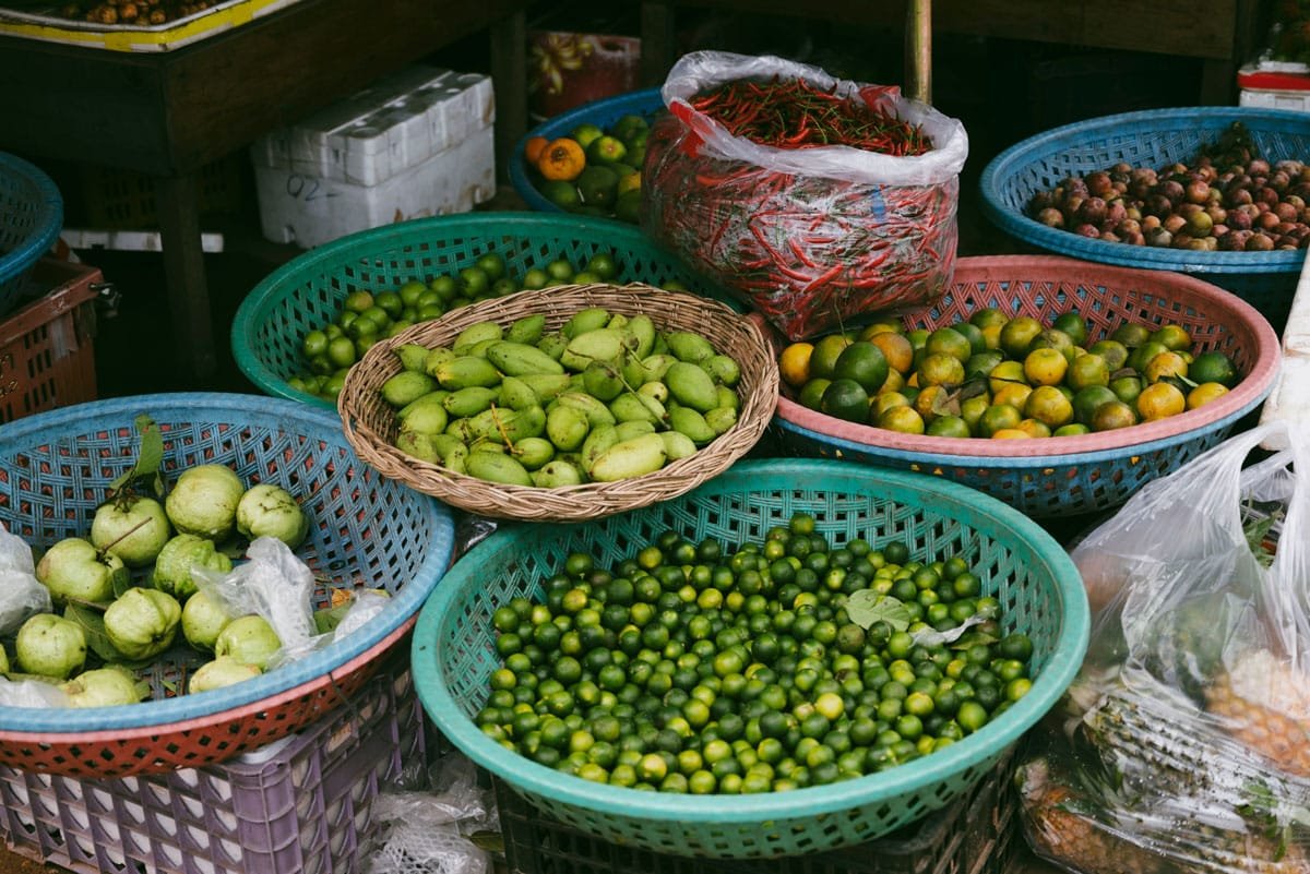 Fruits frais et épices vendus sur un marché traditionnel à Siem Reap, Cambodge.