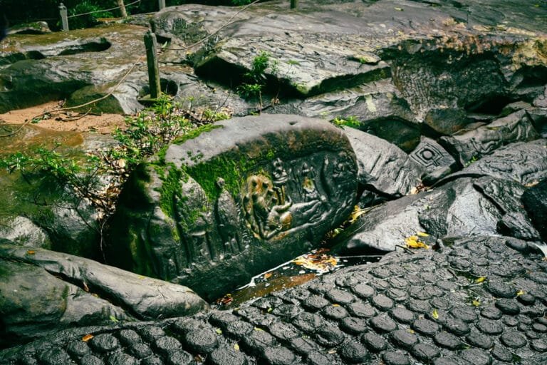 Sculpture du dieu Vishnou gravée dans les rochers de Kbal Spean, la célèbre rivière aux mille lingas près de Siem Reap au Cambodge.