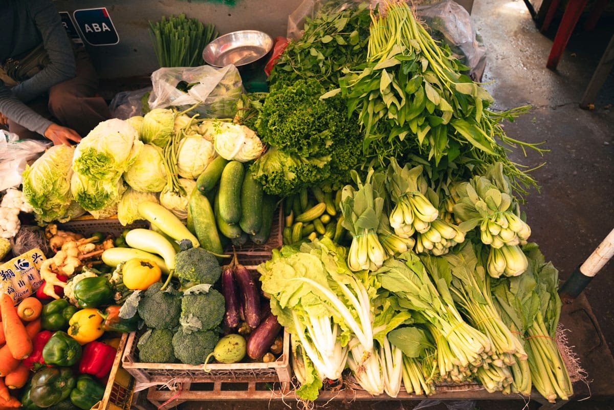 Légumes frais vendus sur un marché traditionnel à Siem Reap, Cambodge