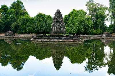 Temple de Neak Pean à Angkor, entouré de bassin et de végétation luxuriante au Cambodge.