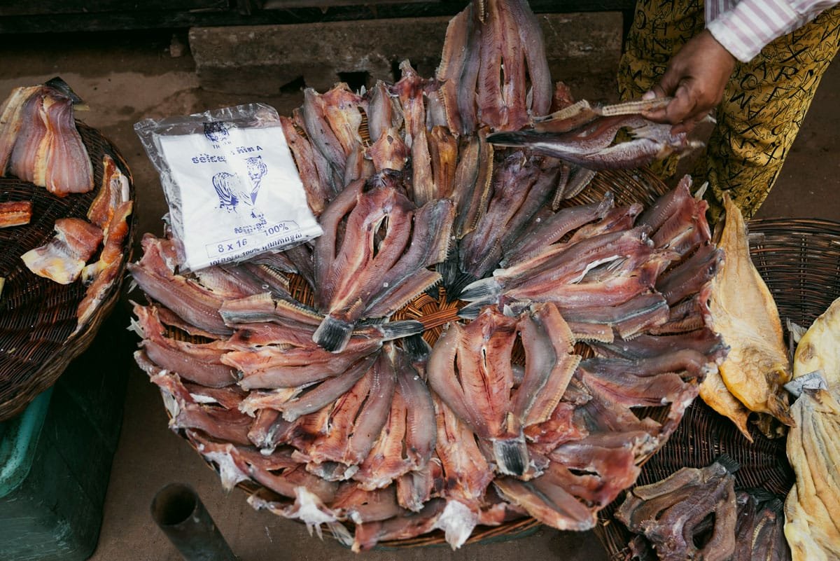 Poisson séché traditionnel vendu sur un marché local à Siem Reap, Cambodge