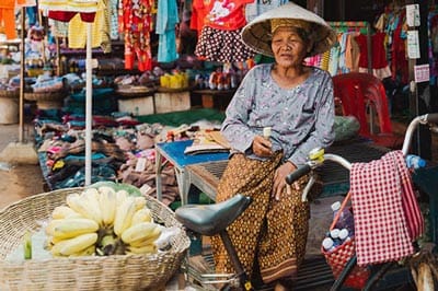 Une vendeuse locale au marché traditionnel de Roluos au Cambodge
