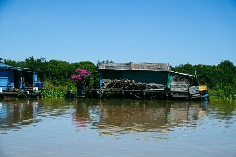Maisons traditionelles du village flottant de Mechrey sur le lac Tonlé Sap, offrant un apperçu de la vie quotidienne des habitants près de Siem Reap.