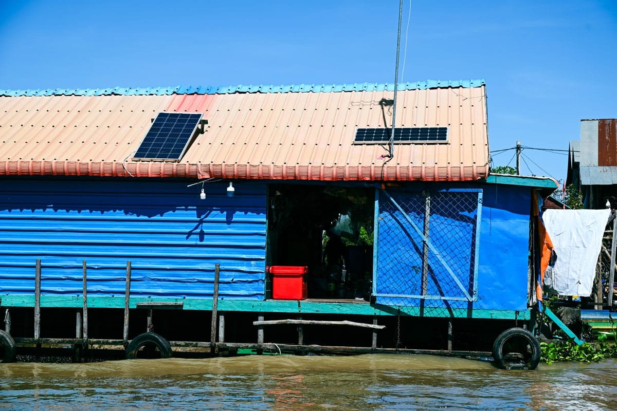 Maison flottant dans le village flottant de Mechrey