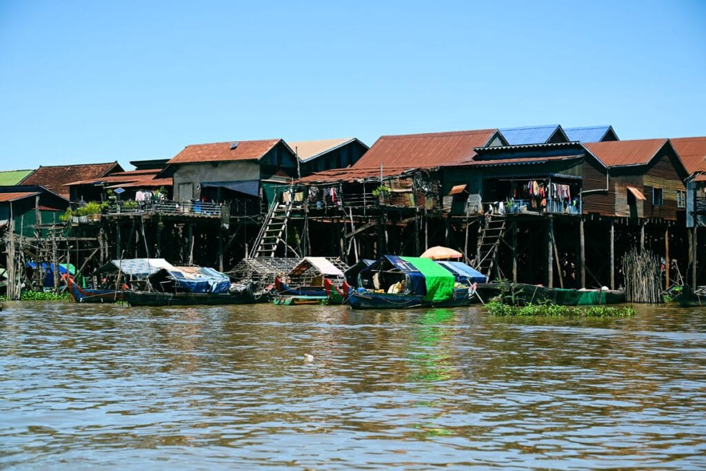 Les maison sur pilotis du village flottant de Kampong Kleang.