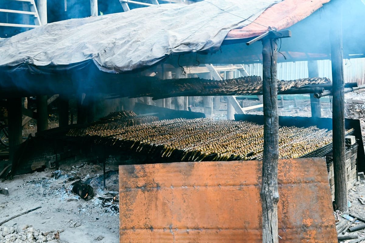 les poissons fumé au village flottant de Kampong Kleang.