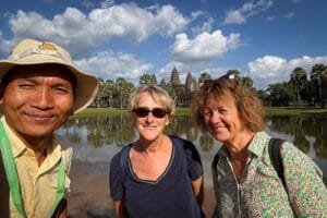 Guide francophone local avec deux voyageuses devant Angkor Wat à Siem Reap, Cambodge.