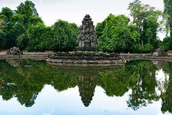 Temple de Neak Pean à Angkor, entouré de bassin et de végétation luxuriante au Cambodge.